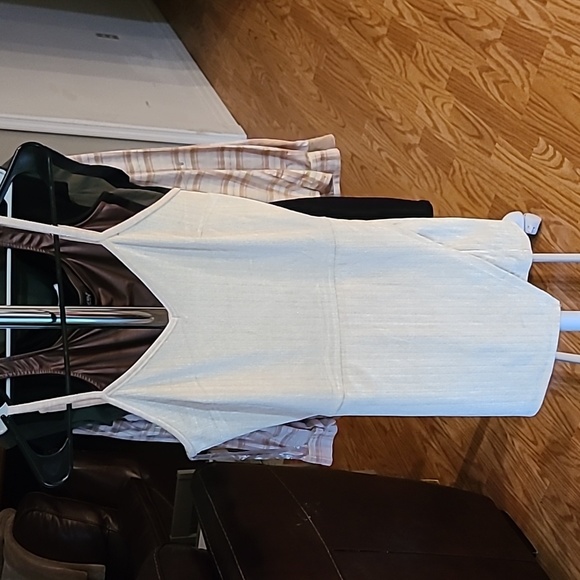 Popular Basics Cream Shimmer Short / Skort Romper Size Medium - Picture 3 of 14